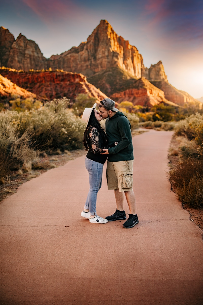 Vacation Photographer, a young couple kiss on a path through Utah's wilderness